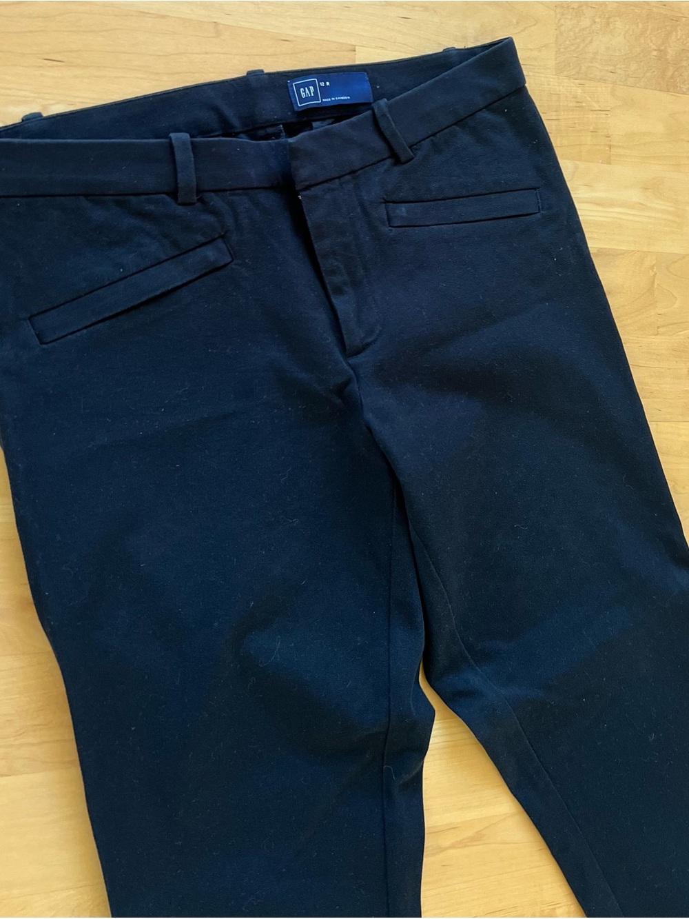 GAP Women's Straight-Leg Pants in Black - Picture 3 of 5